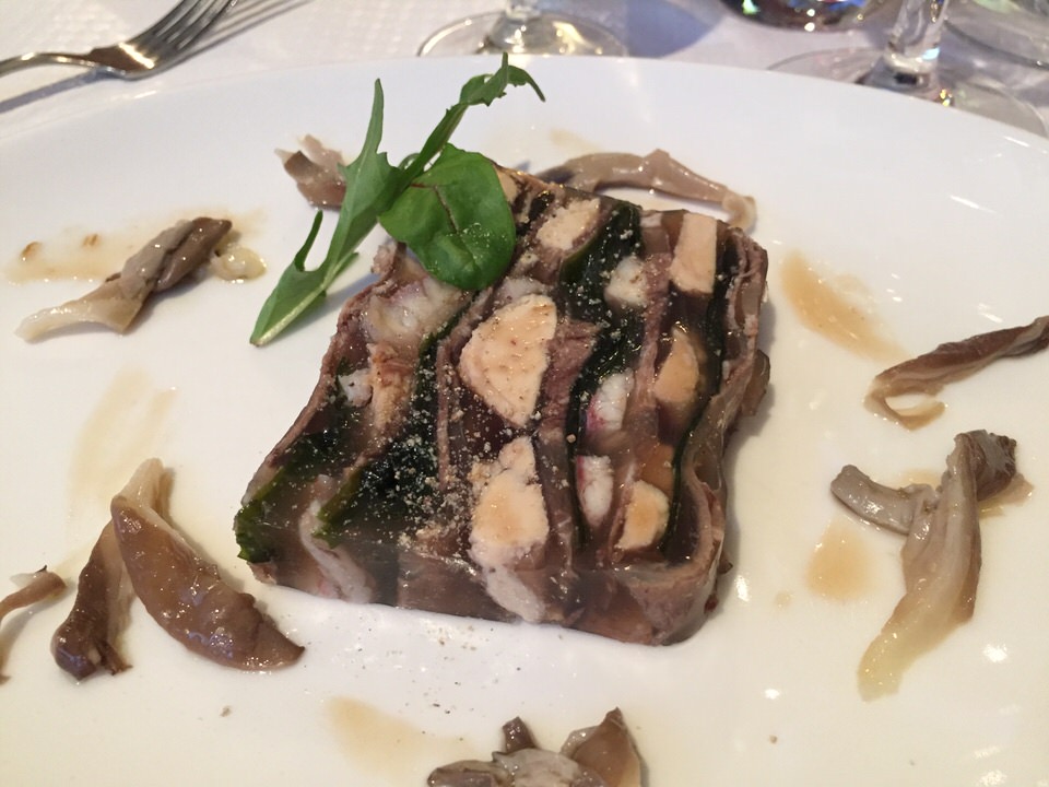 La terrine paleron, foie gras et anguille fumée. Une merveille